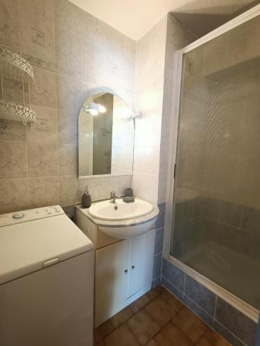 une salle de bain avec un lavabo et une douche dans l'établissement T3 Cabine avec piscine collective à 900 m de la Plage 5LHSP138, à Saint Pierre La Mer