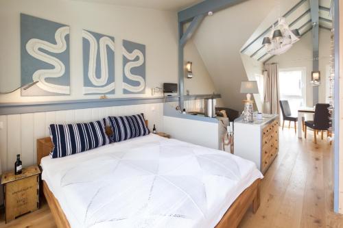 ein Schlafzimmer mit einem großen weißen Bett in einem Zimmer in der Unterkunft FeWo Engler Gartenstraße Doppelzimmer in Lüneburg