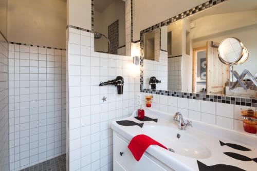 ein Badezimmer mit einem weißen Waschbecken und einem roten Handtuch in der Unterkunft FeWo Engler Hindenburgstraße Doppelzimmer in Lüneburg
