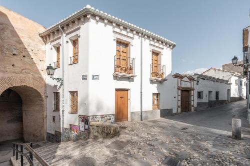 un edificio blanco al lado de una calle en tuGuest casa del mirador, en Granada