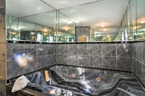 La salle de bains est pourvue d'un lavabo et d'un grand miroir. dans l'établissement Bright Gulf Coast Escape - 8 Mi to Johns Pass!, à St. Pete Beach