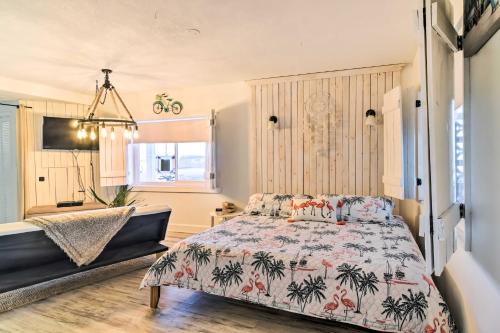 - une chambre avec un lit et un canapé dans l'établissement Idyllic Pass-A-Grille Studio - Walk to the Beach!, à St. Pete Beach