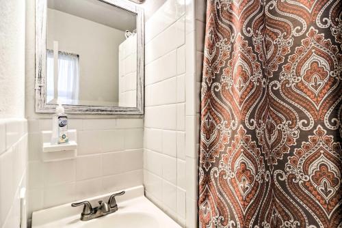 La salle de bains est pourvue d'un lavabo et d'une douche avec un miroir. dans l'établissement Idyllic Pass-A-Grille Studio - Walk to the Beach!, à St. Pete Beach
