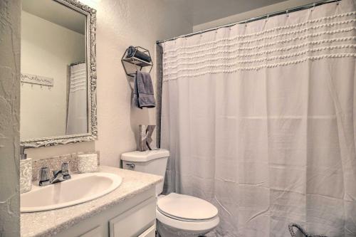 uma casa de banho com um WC branco e um lavatório. em Pinecrest Retreat with Fireplace! em Pinecrest