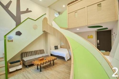 Happiness Yes Inn في ليودونغ: غرفة معيشة مع درج يؤدي إلى غرفة نوم
