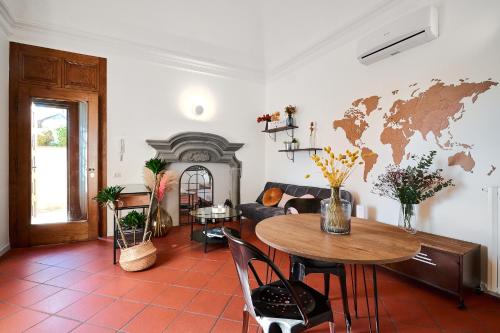 una sala de estar con una mesa y un mapa mundial en la pared en Michelass, en Bérgamo