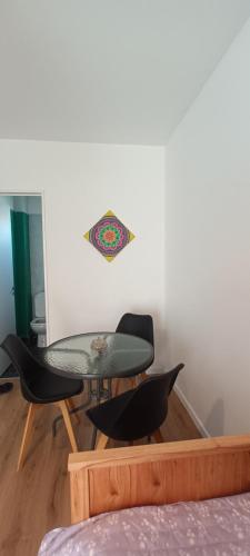 una mesa y sillas en una habitación con una pared en Departamento Honduras-Palermo en Buenos Aires