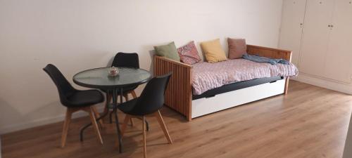 1 dormitorio con 1 cama con mesa y sillas en Departamento Honduras-Palermo en Buenos Aires