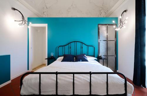 1 cama con cabecero azul en una habitación en Michelass, en Bérgamo