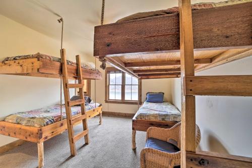 מיטה או מיטות קומותיים בחדר ב-Lakefront Cedar Vale Lodge with Private Boat Dock!