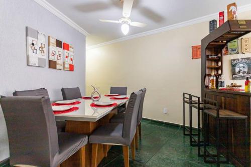 a dining room with a table and chairs at Apartamento Encantador II - Enseada Guarujá - 100 metros da Praia in Guarujá