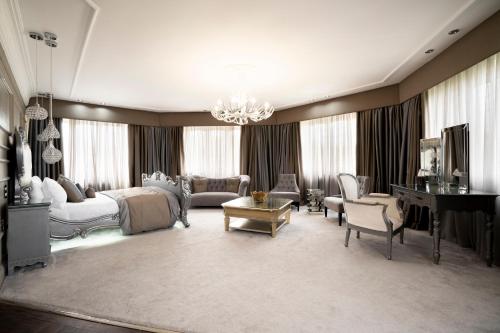 um quarto com uma cama e uma sala de estar em Derwent Manor Boutique Hotel em Consett