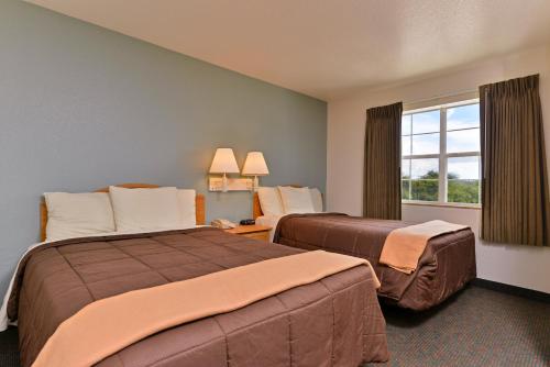 Ένα ή περισσότερα κρεβάτια σε δωμάτιο στο Americas Best Value Inn & Suites-Winnie