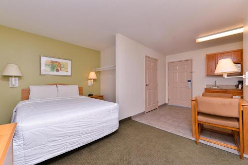 Postel nebo postele na pokoji v ubytování Americas Best Value Inn & Suites-Winnie