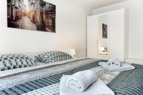 een slaapkamer met 2 bedden en handdoeken bij Modern Wohnen I Smart TV I Terrasse I 2x Parkplatz I 2 Schlafzimmer I 6 Schlafplätze in Bad Oeynhausen
