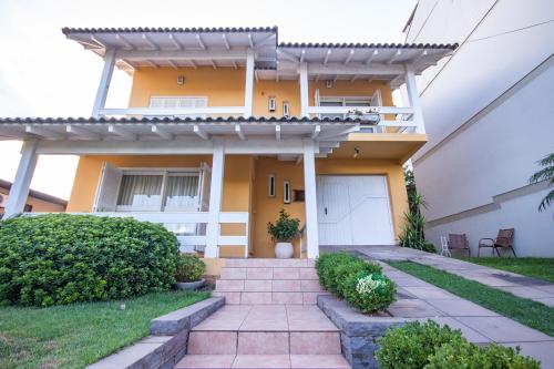 une maison avec une passerelle devant elle dans l'établissement Casa grande e aconchegante, à Encantado