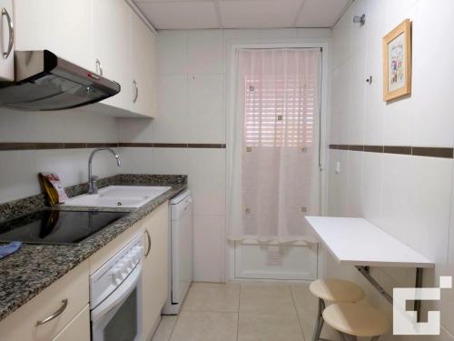 eine Küche mit einer Spüle und einer Arbeitsplatte in der Unterkunft Apartamento Apolo XVII 31 - Grupo Turis in Calpe