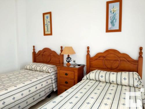 1 Schlafzimmer mit 2 Betten und einer Holzkommode in der Unterkunft Apartamento Apolo XVII 31 - Grupo Turis in Calpe