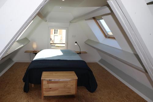 Hautot-sur-Mer的住宿－Jolie Maison en Bord de Mer à Pourville，一间卧室配有一张带黑色毯子的床