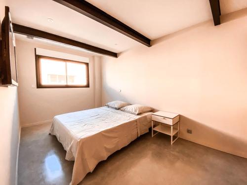 1 dormitorio con cama y ventana en Residence du Batailler, en Le Lavandou