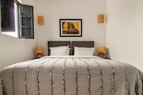 um quarto com uma cama grande num quarto em Maison Meurisse Marrakech em Marrakech