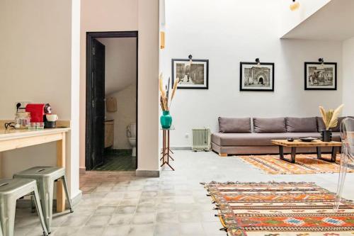 uma sala de estar com um sofá e uma mesa em Maison Meurisse Marrakech em Marrakech