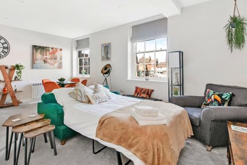 uma sala de estar com uma cama grande e um sofá em Finest Retreats - Market View em Ripon