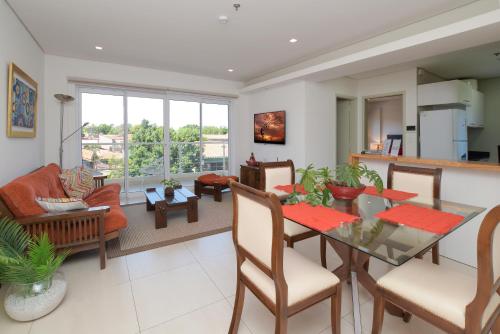 een eetkamer en een woonkamer met een tafel en stoelen bij N3A1 - New, Nice, for Long and Short Stay in Asuncion