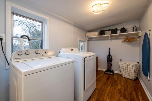 Φωτογραφία από το άλμπουμ του The Orchard, a family friendly home- hot tub, fire pit, yard games σε Luray