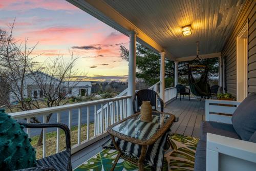 Μπαλκόνι ή βεράντα στο The Orchard, a family friendly home- hot tub, fire pit, yard games