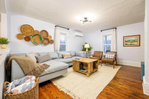 Χώρος καθιστικού στο The Orchard, a family friendly home- hot tub, fire pit, yard games