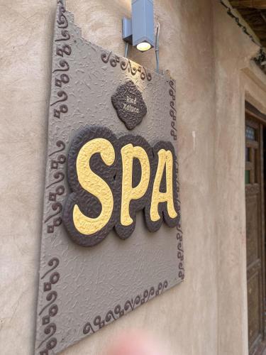 Hotel Riad Xalucaに飾ってある許可証、賞状、看板またはその他の書類