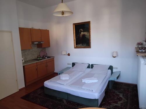Kleines Zimmer mit einem Bett und einer Küche in der Unterkunft ciao-aschau Haus zur Burg Ap108 Weber in Aschau