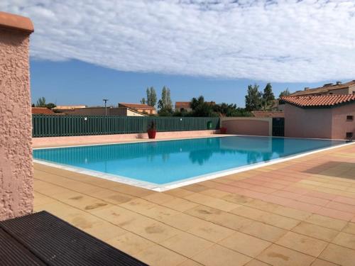 - une grande piscine au milieu d'une maison dans l'établissement HAMEAU DES CAPELLANS Duplex avec superbe vue marina piscine wifi gratuit parking gratuit, à Saint-Cyprien