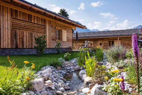 a garden in front of a log cabin at Chalets Alpglück in Oberstdorf