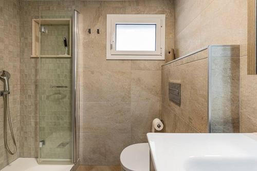 a bathroom with a shower and a toilet and a sink at [Lusso e relax] con piscina a 2 minuti dal mare in Miami Platja