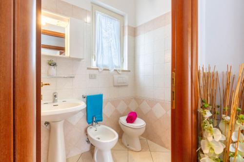 bagno con servizi igienici e lavandino di Appartamento Ester Bilo - MyHo Casa a Tortoreto