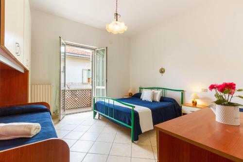 - une chambre avec un lit et un balcon dans l'établissement Appartamento Ester Bilo - MyHo Casa, à Tortoreto Lido