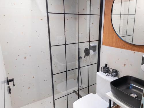 a bathroom with a toilet and a sink at JAZZ 2 apartman in Brčko