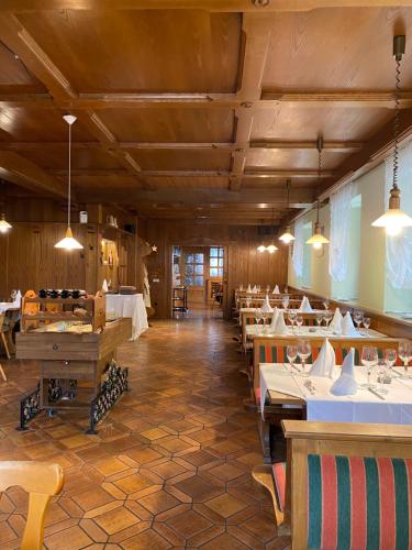 Gasthaus zum Ochsen في Herrischried: غرفة طعام مع طاولات وكراسي وأضواء