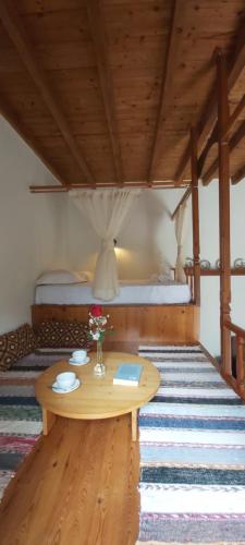 una mesa de madera en una habitación con cama en Small traditional house in Asfendiou Kos en Cos