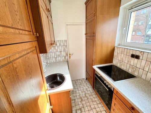 eine kleine Küche mit einem Waschbecken und einem Waschbecken in der Unterkunft Appartement 36 in Westerland