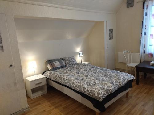 sypialnia z łóżkiem, dwoma stołami i dwoma lampami w obiekcie Nedre Kjellerstuvei, Oslo House Second floor w mieście Lillestrøm