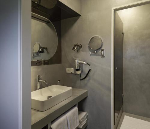 bagno con lavandino e specchio di Villa Enara a Hendaye