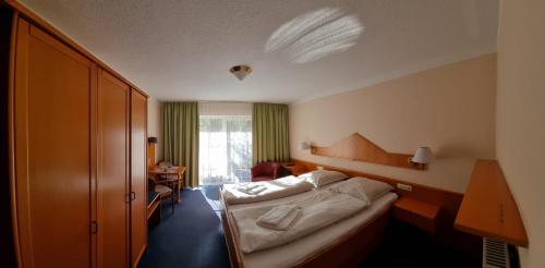 ein Hotelzimmer mit einem Bett und einem Schreibtisch in der Unterkunft ciao-aschau Haus zur Burg Apn21 Krämer in Aschau