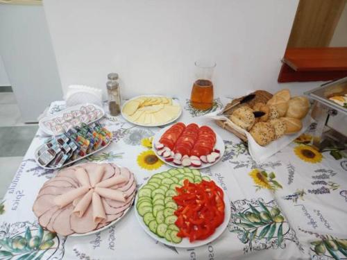 una mesa con platos de comida en una mesa en Zajazd Leśny Zwierzyniec en Zwierzyniec