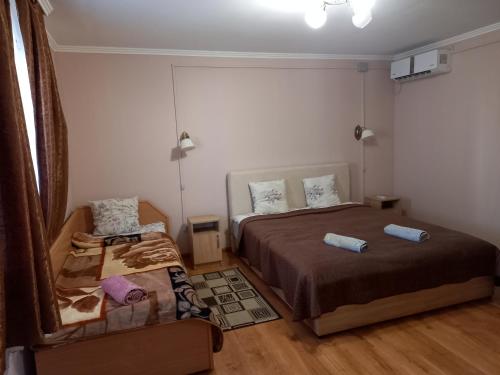 1 Schlafzimmer mit 2 Betten und einem Spiegel in der Unterkunft Сонечко in Velyka Bihanʼ