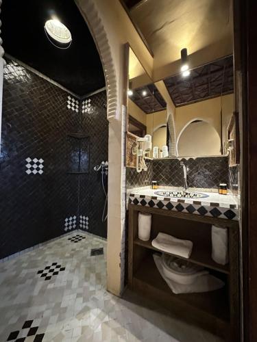 Hotel Riad Xalucaにあるバスルーム
