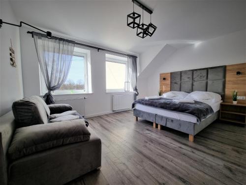 um quarto grande com 2 camas e um sofá em Willa Sky em Jastrzębia Góra