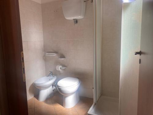 a small bathroom with a toilet and a shower at B&B La Torretta in Gasponi